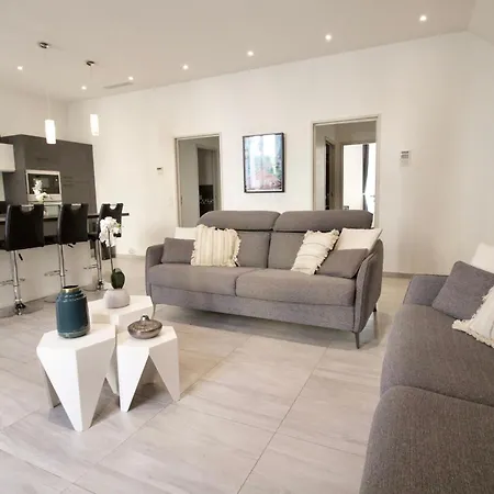 דירה Spacious 4 Bedroom With Sunny Terrace קאן