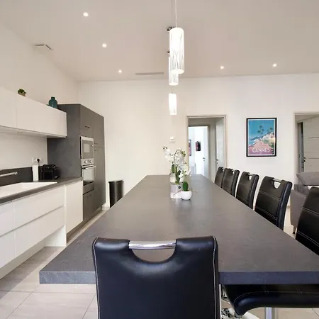 Spacious 4 Bedroom With Sunny Terrace *