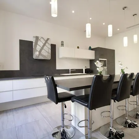 Spacious 4 Bedroom With Sunny Terrace * קאן