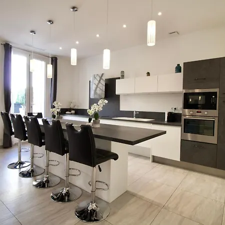 Spacious 4 Bedroom With Sunny Terrace