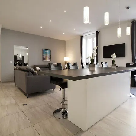 Spacious 4 Bedroom With Sunny Terrace דירה *