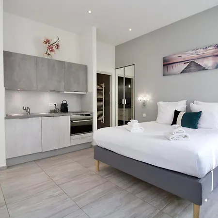 Spacious 4 Bedroom With Sunny Terrace *