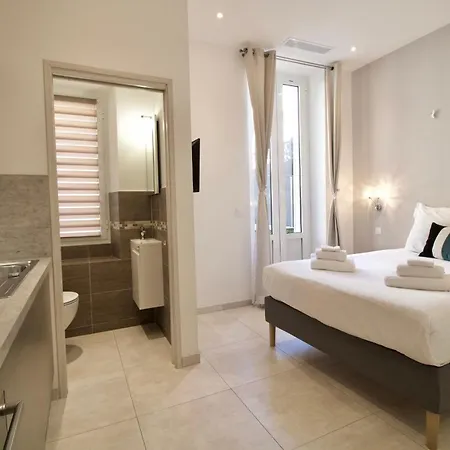 Spacious 4 Bedroom With Sunny Terrace דירה *