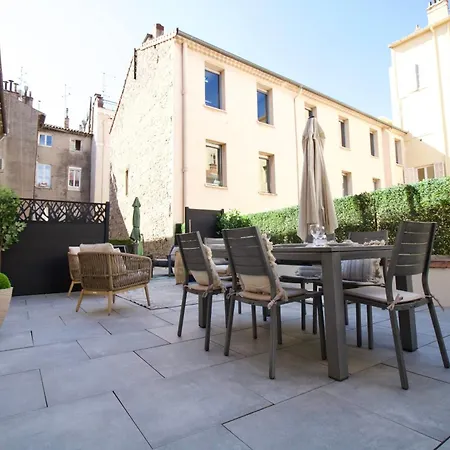 Spacious 4 Bedroom With Sunny Terrace * קאן