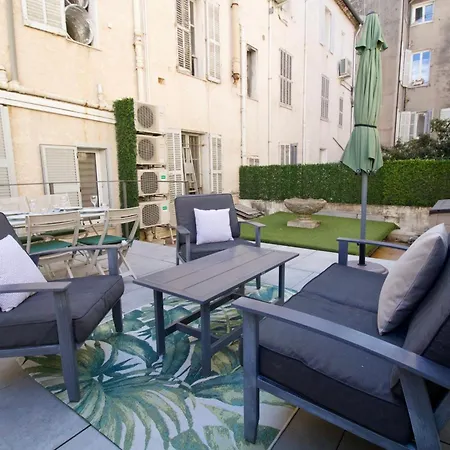 Spacious 4 Bedroom With Sunny Terrace דירה *