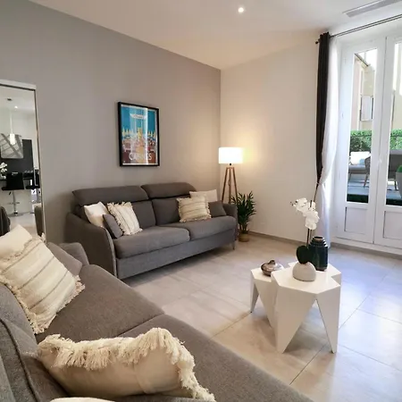 Spacious 4 Bedroom With Sunny Terrace דירה *