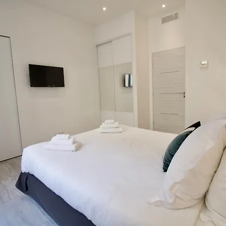 Spacious 4 Bedroom With Sunny Terrace קאן