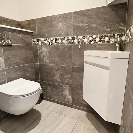 Spacious 4 Bedroom With Sunny Terrace דירה *