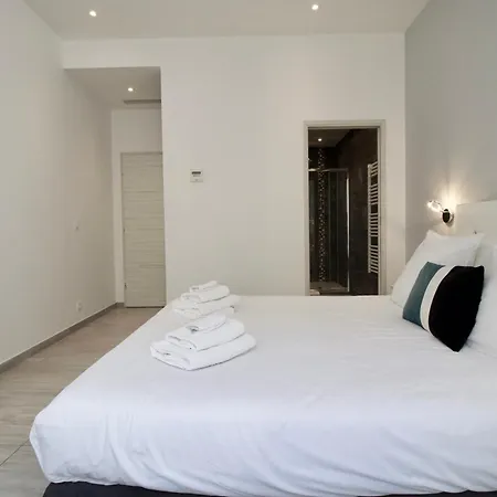 Spacious 4 Bedroom With Sunny Terrace דירה קאן