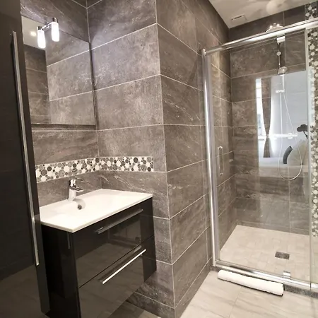 דירה Spacious 4 Bedroom With Sunny Terrace קאן