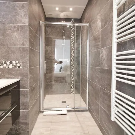 Spacious 4 Bedroom With Sunny Terrace *