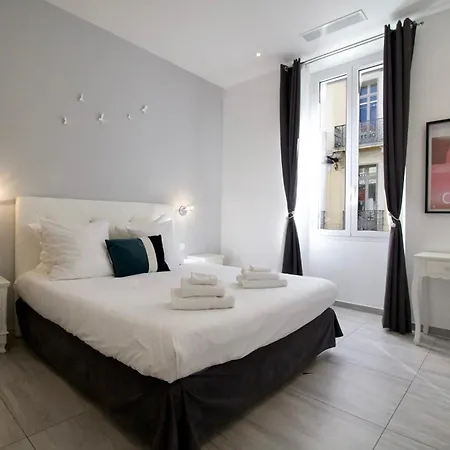 Spacious 4 Bedroom With Sunny Terrace Lägenhet