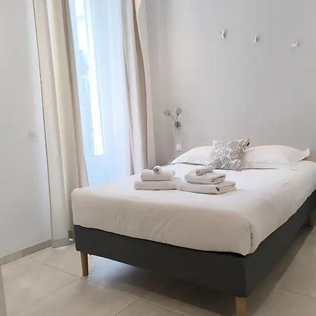 Spacious 4 Bedroom With Sunny Terrace קאן