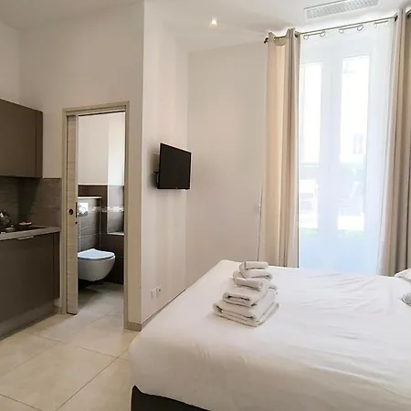 Spacious 4 Bedroom With Sunny Terrace * קאן