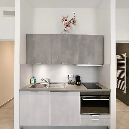 Spacious 4 Bedroom With Sunny Terrace