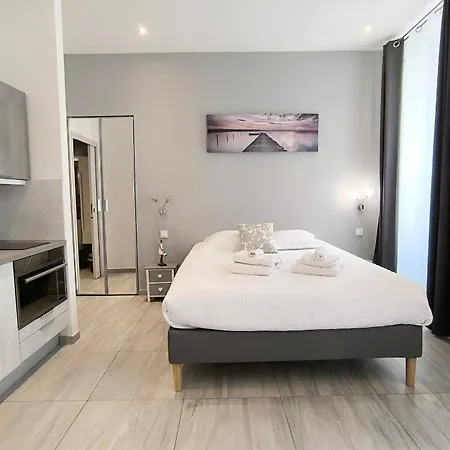 Spacious 4 Bedroom With Sunny Terrace דירה קאן