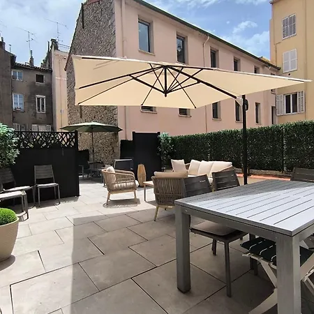 Spacious 4 Bedroom With Sunny Terrace קאן