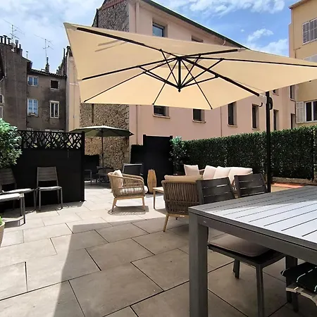 Spacious 4 Bedroom With Sunny Terrace דירה קאן