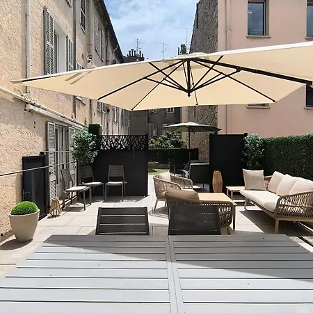 Spacious 4 Bedroom With Sunny Terrace