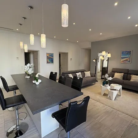 Spacious 4 Bedroom With Sunny Terrace * קאן