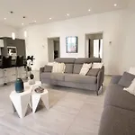 Апартаменты Spacious 4 Bedroom With Sunny Terrace Канны