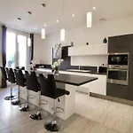 Spacious 4 Bedroom With Sunny Terrace
