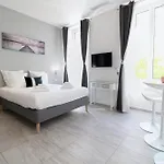 Апартаменты Spacious 4 Bedroom With Sunny Terrace