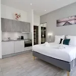Spacious 4 Bedroom With Sunny Terrace *