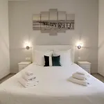 Апартаменты Spacious 4 Bedroom With Sunny Terrace