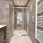 Spacious 4 Bedroom With Sunny Terrace *