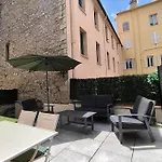Апартаменты Spacious 4 Bedroom With Sunny Terrace