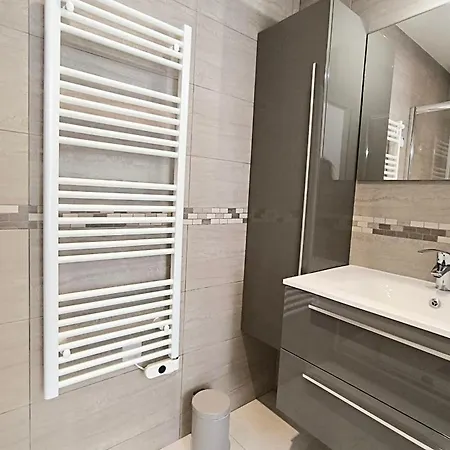 Апартаменты Spacious 4 Bedroom With Sunny Terrace *
