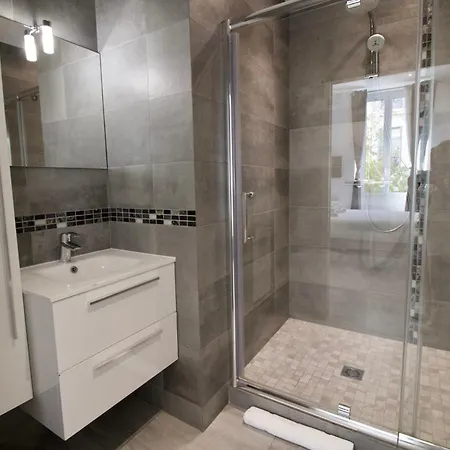Spacious 4 Bedroom With Sunny Terrace Apartment
