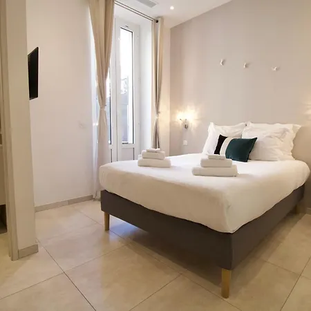 Spacious 4 Bedroom With Sunny Terrace