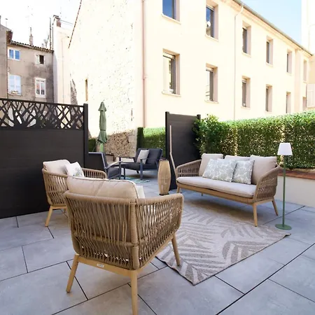 Spacious 4 Bedroom With Sunny Terrace Apartment