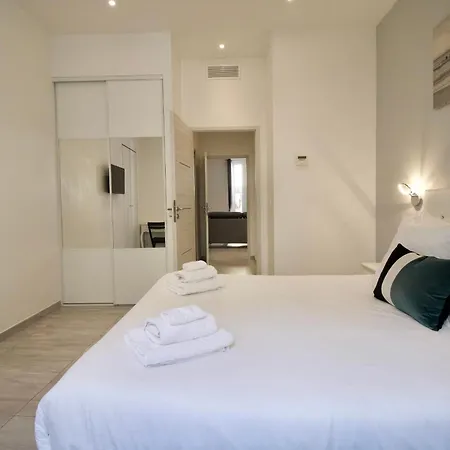 Spacious 4 Bedroom With Sunny Terrace *