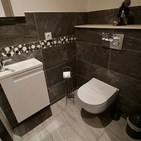Spacious 4 Bedroom With Sunny Terrace