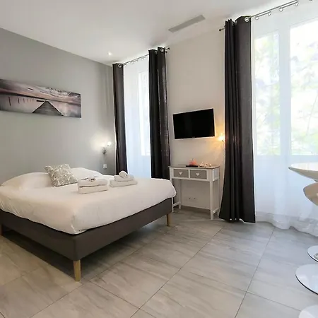 Spacious 4 Bedroom With Sunny Terrace Apartment