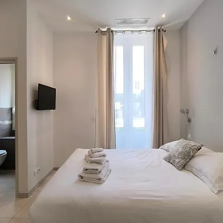 Spacious 4 Bedroom With Sunny Terrace *