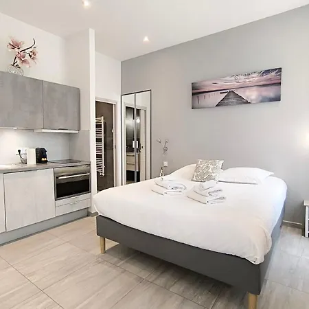 Spacious 4 Bedroom With Sunny Terrace Apartment