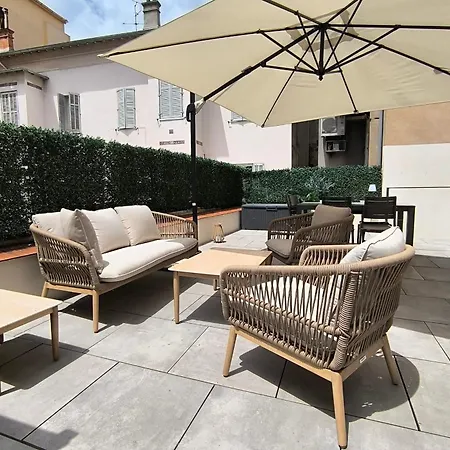 Spacious 4 Bedroom With Sunny Terrace Apartment